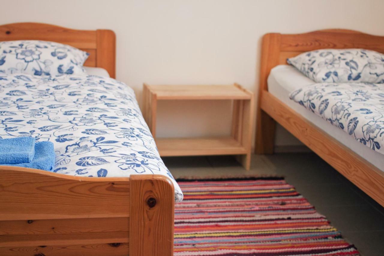 Kihnu Sadama Oeoemaja Guesthouse Lemsi Kültér fotó